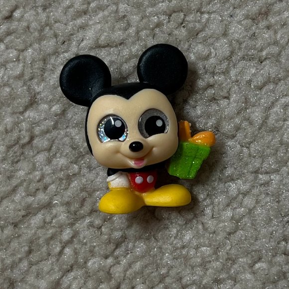 Disney Doorables Series 8: Mickey with Present (BIRTHDAY EXCLUSIVE) - Picture 1 of 4